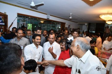 Celebrities Pay Homage to Vijaya Nirmala Garu